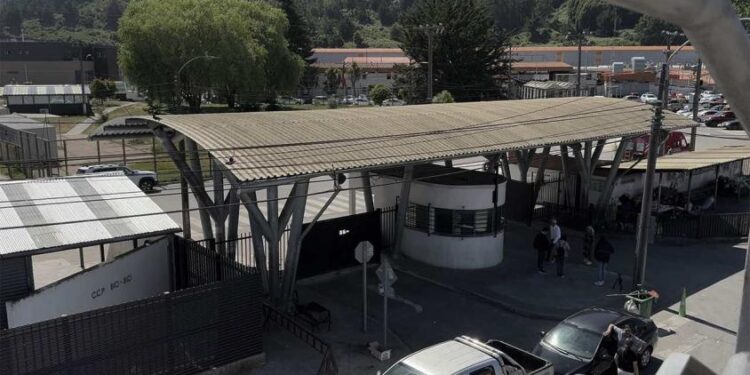 Una biblia y símbolos satánicos: Qué se sabe del reo decapitado en cárcel de Concepción