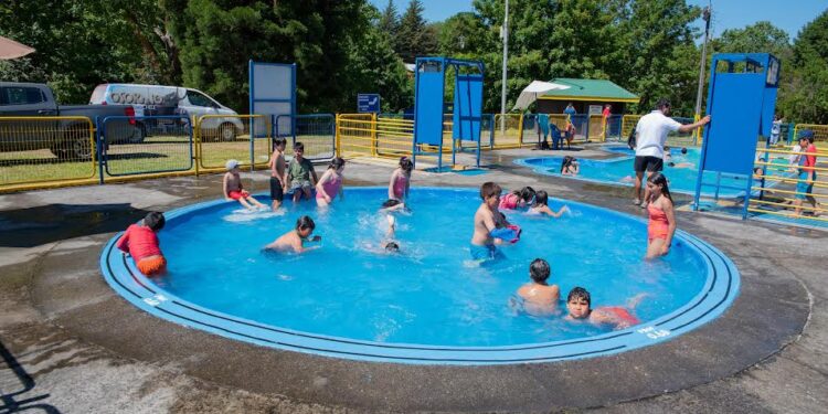 Invitan a la comunidad osornina a disfrutar de las piscinas del camping Olegario Mohr