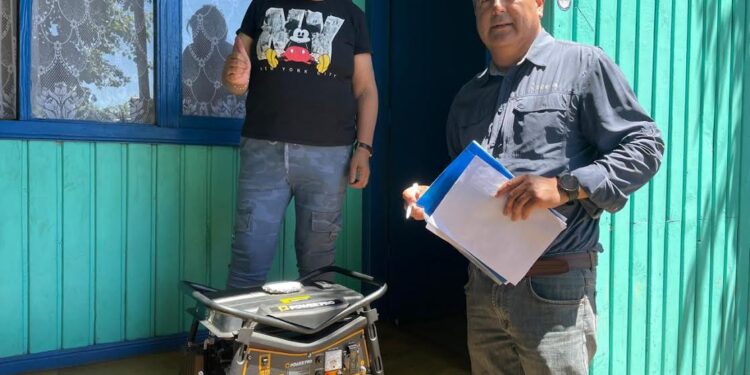 Familia de vecino electrodependiente de Osorno recibe equipo de respaldo de parte de Saesa