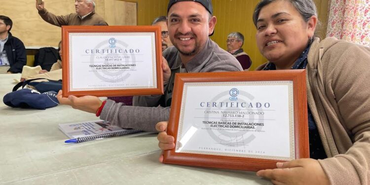 Saesa benefició a vecinos de Purranque con curso de electricidad básica