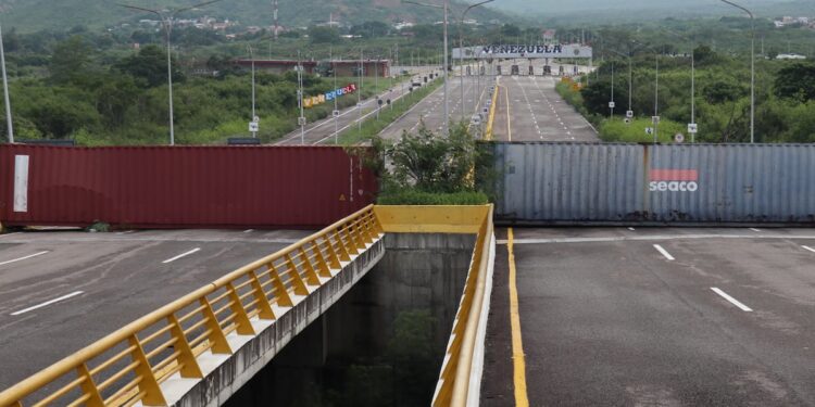 Venezuela cierra temporalmente su frontera con Colombia acusando «conspiración internacional»