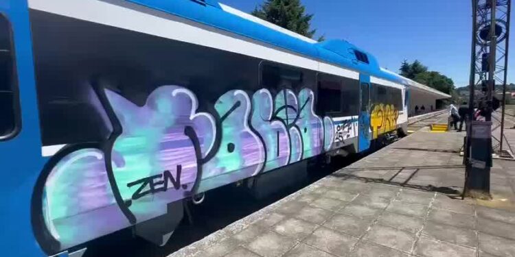 No empieza sus operaciones y ya fue vandalizado: rayan tren de servicio Llanquihue-Puerto Montt