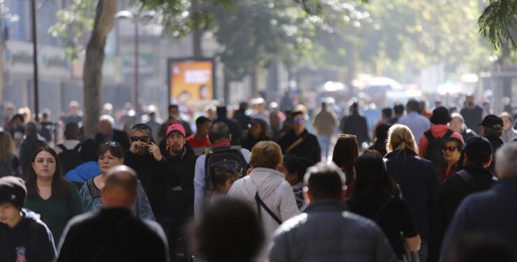 Cae el desempleo en Chile: INE reporta baja en tasa de desocupación y en informalidad laboral
