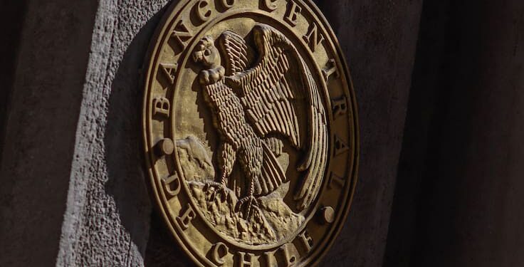 Imacec de noviembre 2024 crece 2,1% impulsado por el comercio y servicios