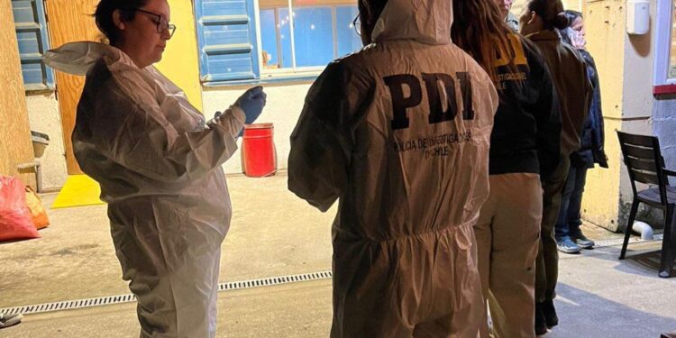 Detienen a persona que manejaba embarcación que naufragó en Bahía Mansa