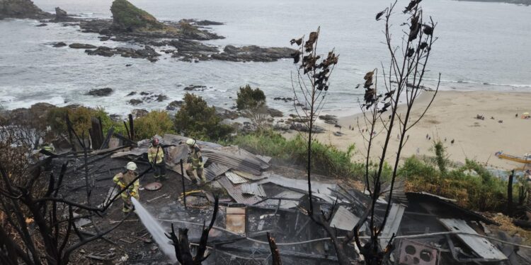 Incendio forestal en San Juan de la Costa dejó 3 casas destruidas y un bombero lesionado