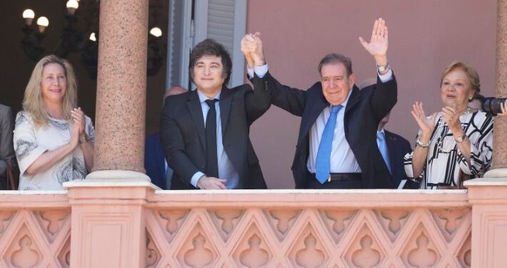 Milei recibe a Edmundo González en Argentina y venezolanos llegan a dar apoyo afuera de Casa Rosada