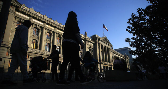 Cadem: 65% cree que Chile está peor que hace 25 años