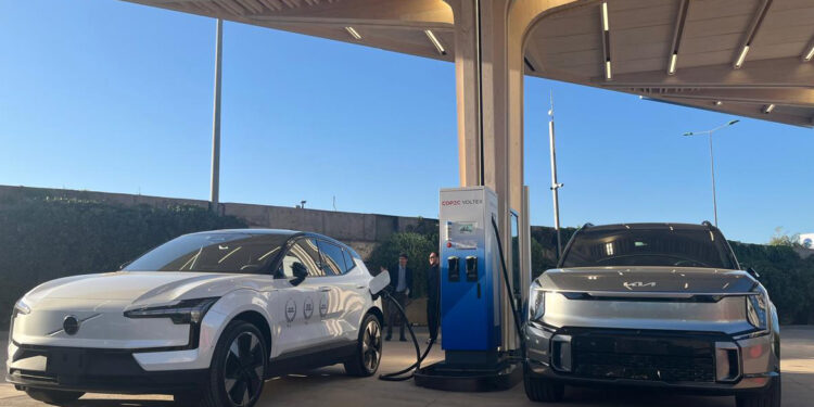 Abren en Vitacura la primera estación de servicio reconvertida a eléctrica de Chile