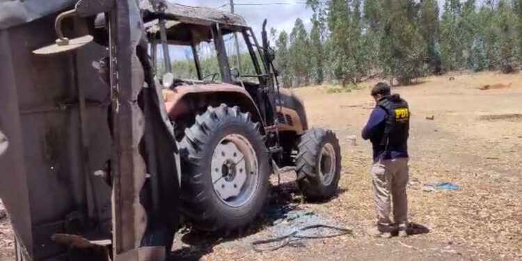 Tractor y maquinaria quemados en nuevo ataque en La Araucanía