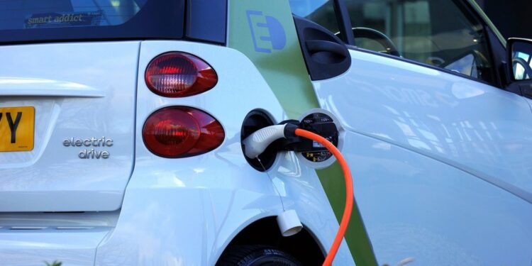 Venta de autos eléctricos en Chile subió 183% durante 2024