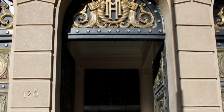 Mujer falleció tras caer desde el piso 14 del Ministerio de Hacienda