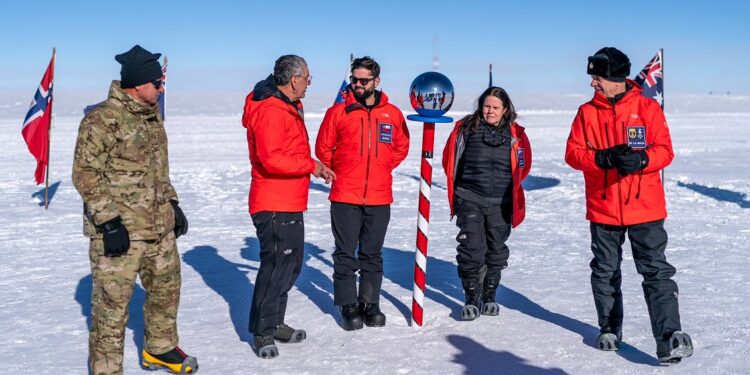 Con la visita al Polo Sur, «Chile ratifica la pretensión soberana sobre el territorio antártico»