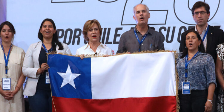 Renovación Nacional proclamó a Evelyn Matthei como su candidata presidencial