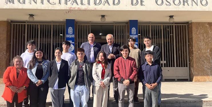 Osorno: entregan computadores a los 10 estudiantes con mejores puntajes en la PAES