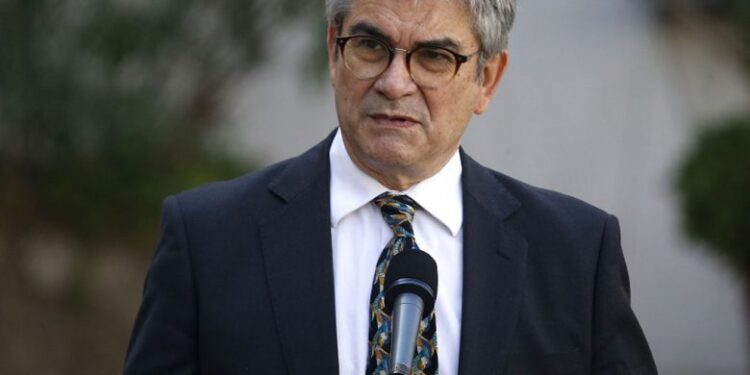 Ministro Marcel adelanta que contemplan baja al impuesto a la renta