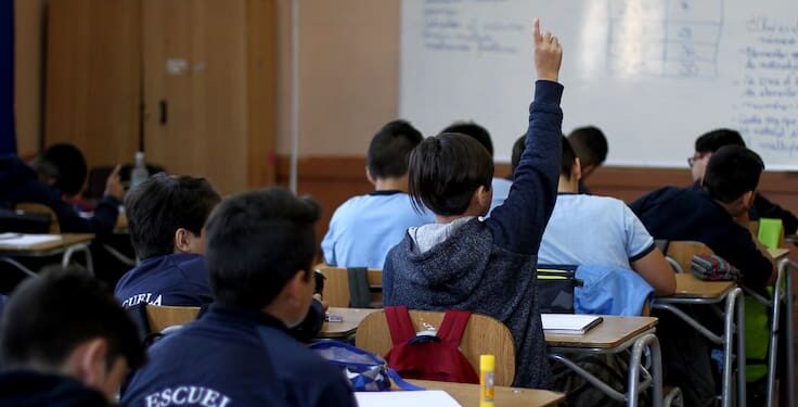 Apoderados rechazan sumar ramos de educación financiera y artes escénicas en malla escolar