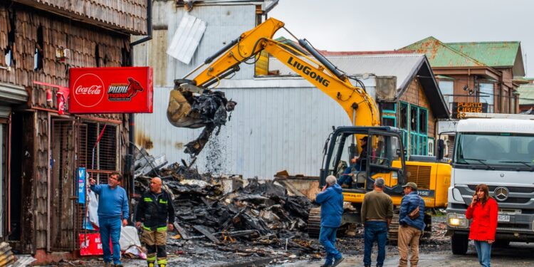 Recalentamiento eléctrico sería la causa del devastador incendio a locales en Ancud