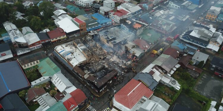 Condonación de deudas y programas de fomento: anuncian beneficios para afectados por incendio en Ancud