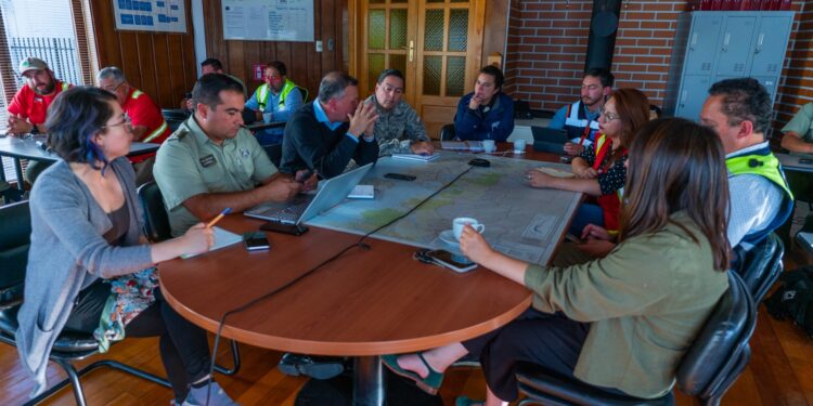 Autoridades regionales refuerzan coordinación ante posible avance de incendio forestal desde Argentina