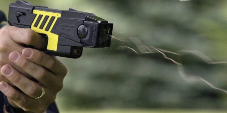 Carabineros ya implementó el uso de pistolas Taser: Así será el protocolo para su utilización