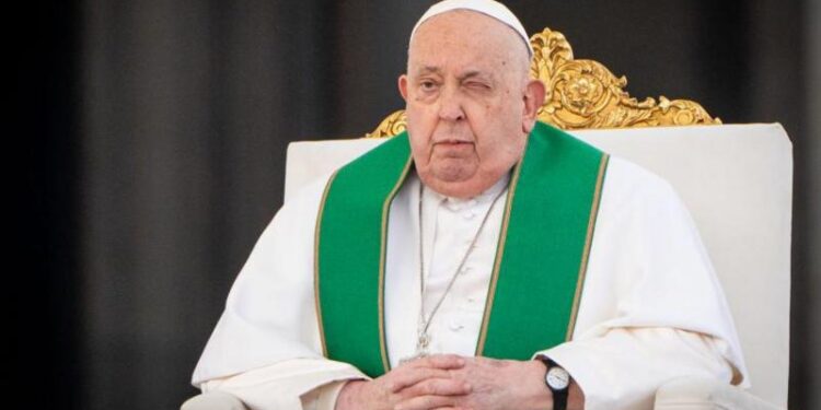 El Vaticano asegura que el papa Francisco se encuentra en «condición crítica»
