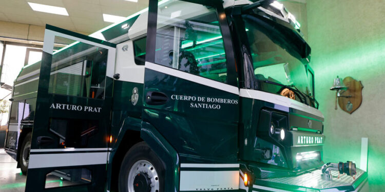 Cuerpo de Bomberos de Santiago presenta primer carro bomba eléctrico de Latinoamérica