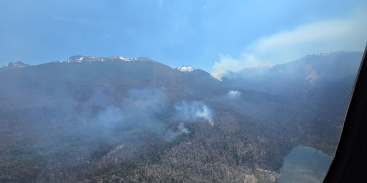 Incendio de Argentina ya alcanzó el límite chileno: Preparan ataque aéreo y posibles evacuaciones en Los Lagos
