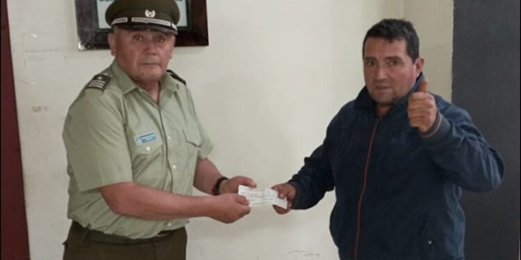 Devuelven cheque por 4 millones de pesos a hombre en Osorno