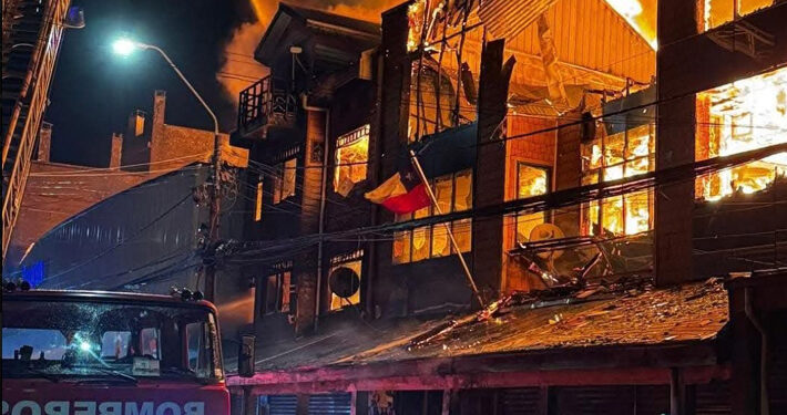 Incendio en Ancud arrasó con más de 30 locales comerciales: comenzó en una tienda del mall de la localidad
