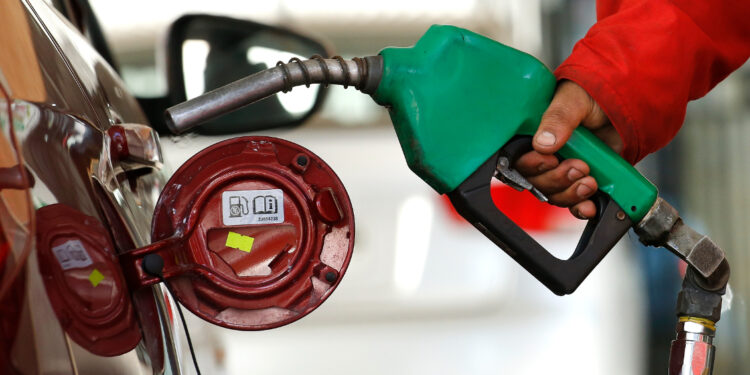 Precios de las bencinas tendrán fuerte baja este jueves