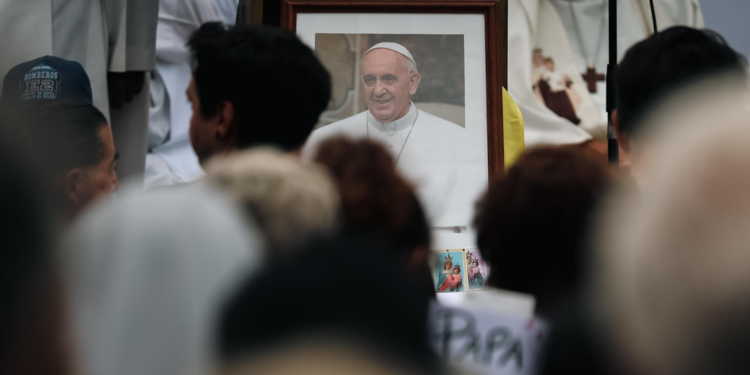 El papa descansó bien toda la noche tras su leve mejoría