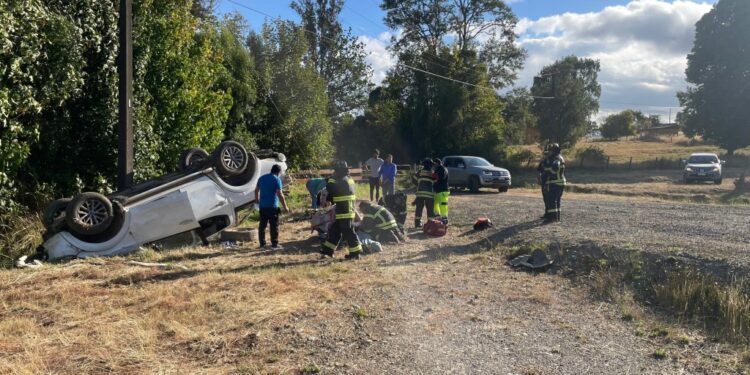 Camioneta volcó en ruta U-400 dejando a cuatro personas lesionadas