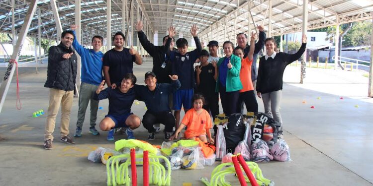 Autoridades entregaron materiales deportivos a menores que asisten a los talleres PIB de Osorno