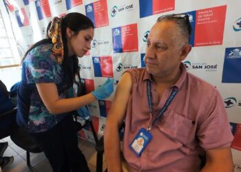 En el Hospital de Osorno autoridades refuerzan campaña de vacunación para grupos de riesgo 