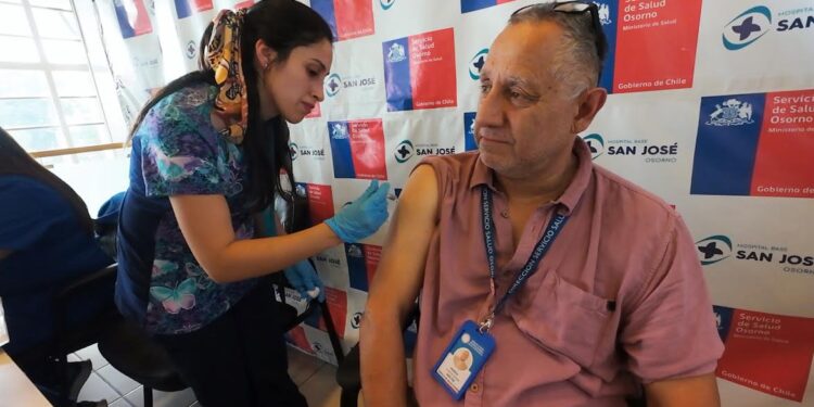 En el Hospital de Osorno autoridades refuerzan campaña de vacunación para grupos de riesgo 