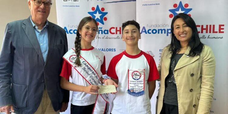 Fundación AcompañaChile entrega apoyo a campeones regionales de cueca