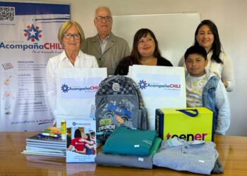 Fundación AcompañaChile entrega Kit Escolar a estudiante de San Juan de La Costa