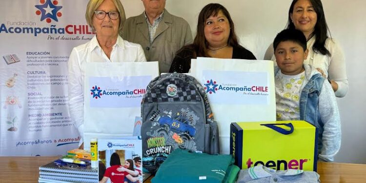 Fundación AcompañaChile entrega Kit Escolar a estudiante de San Juan de La Costa