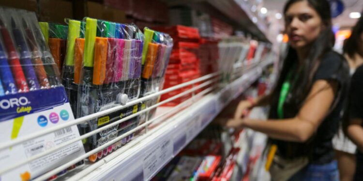 SERNAC lanza cotizador de precios para útiles y uniformes escolares 