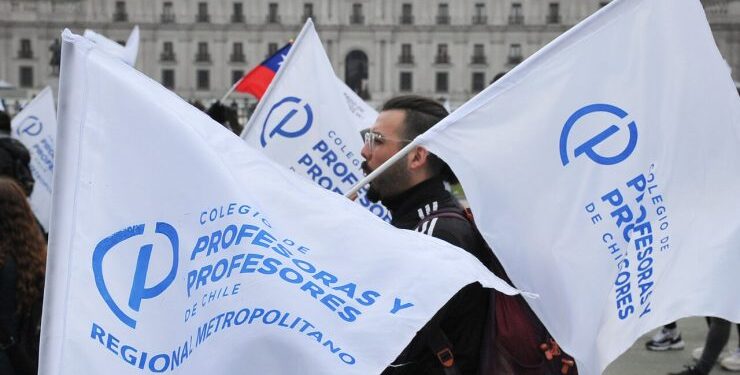 Comienza paro indefinido de profesores de Santiago por no pago de sueldos