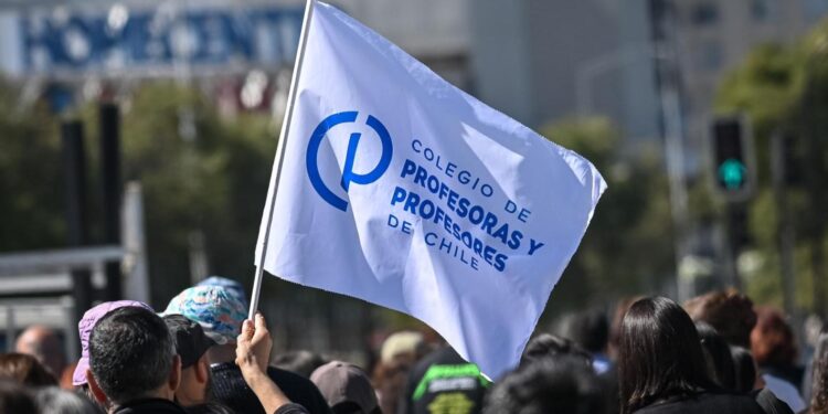 Colegio de profesores convoca movilización para este lunes 24 de marzo