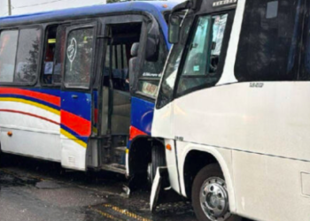 Colisión frontal entre dos microbuses deja múltiples lesionados camino a Lago Ranco