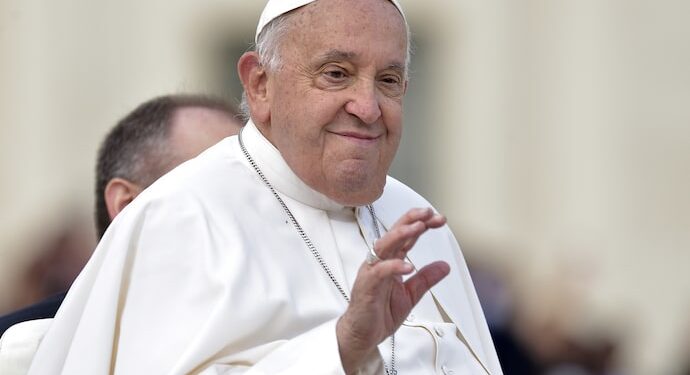 Informan que Papa Francisco pasó «una noche tranquila»: Cumplió tres semanas hospitalizado