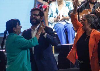 Gobierno promulga reforma de pensiones con baile incluido y críticas por supuesto uso electoral