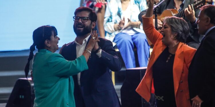 Gobierno promulga reforma de pensiones con baile incluido y críticas por supuesto uso electoral