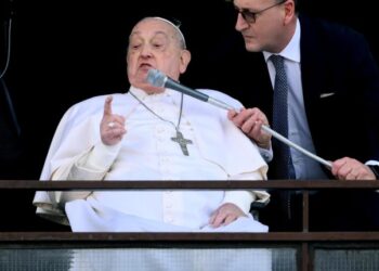 El papa Francisco hace su primera aparición en más de cinco semanas tras recibir el alta médica