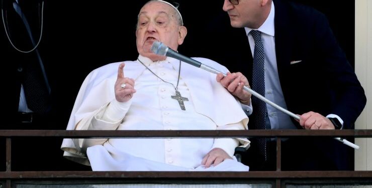 El papa Francisco hace su primera aparición en más de cinco semanas tras recibir el alta médica