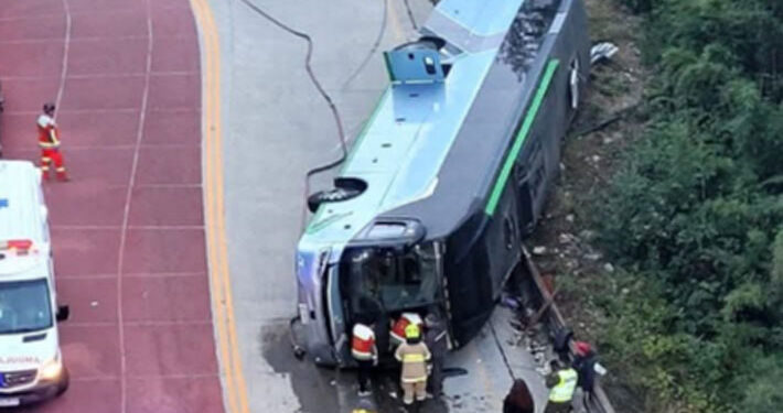 Bus con pasajeros se vuelca en Panguipulli: al menos hay 12 lesionados