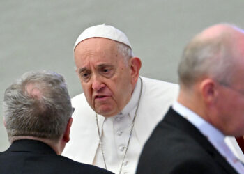 Vaticano difunde primera imagen del papa Francisco desde su hospitalización